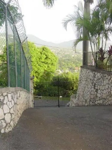 Hill Top Kingston Jamaica Bed & Breakfast